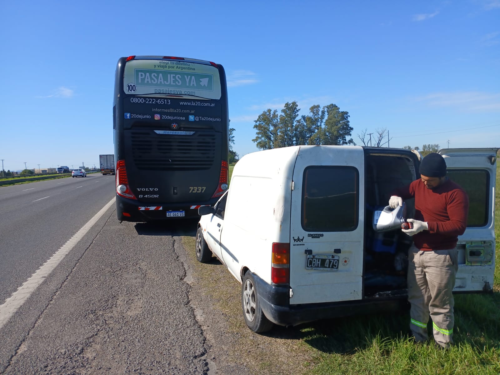 Mecánico de camiones en auxilio mecánico en banquina de autopista, Buenos Aires
